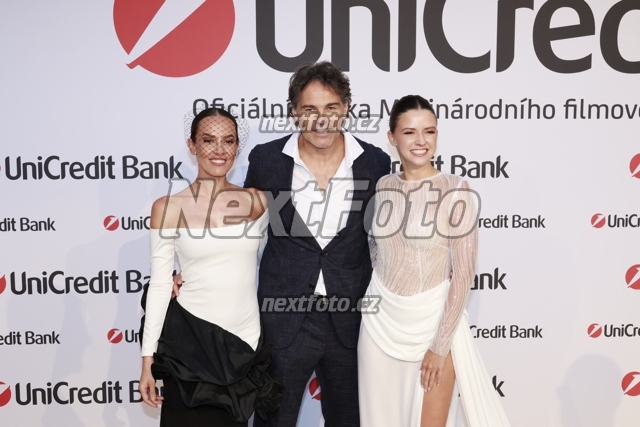 0097 Jaromir Jagr Dominika Branisova Zuzana Lesak Cerna.JPG