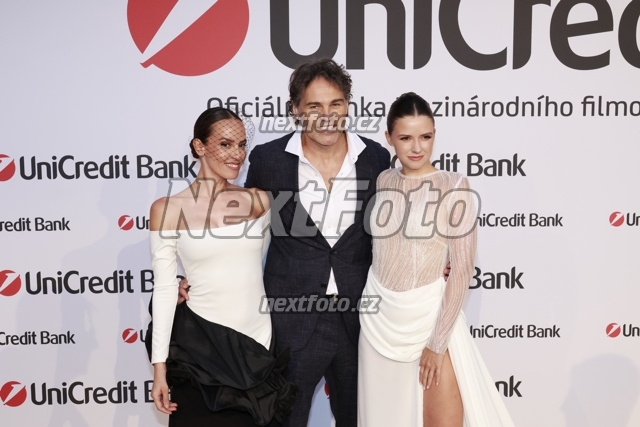 0102 Jaromir Jagr Dominika Branisova Zuzana Lesak Cerna.JPG