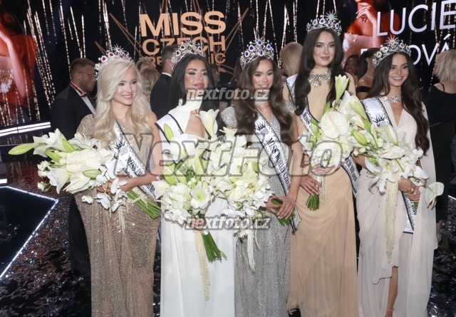 6595 Lucie Piskova Dominique Alagia Hana Dedkova Barbara Plintova Laura Anna Glozarova.JPG