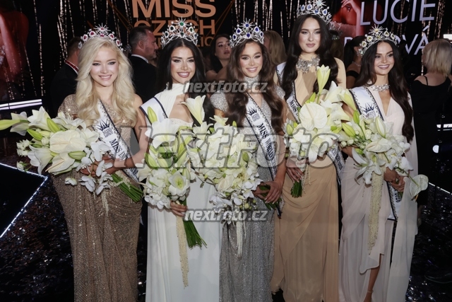 6601 Lucie Piskova Dominique Alagia Hana Dedkova Barbara Plintova Laura Anna Glozarova.JPG