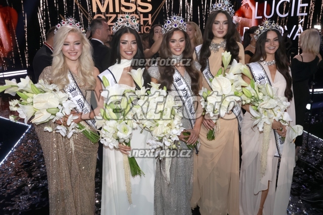 6602 Lucie Piskova Dominique Alagia Hana Dedkova Barbara Plintova Laura Anna Glozarova.JPG