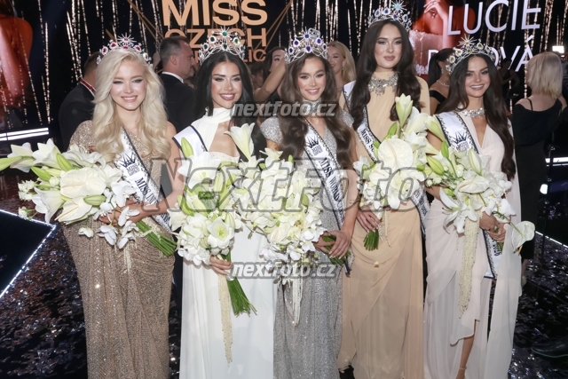 6603 Lucie Piskova Dominique Alagia Hana Dedkova Barbara Plintova Laura Anna Glozarova.JPG