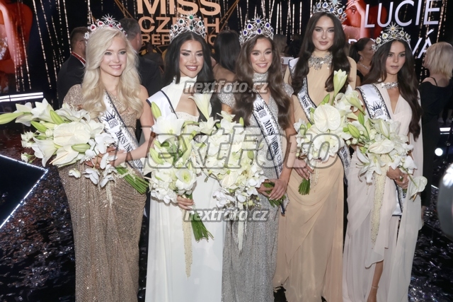 6610 Lucie Piskova Dominique Alagia Hana Dedkova Barbara Plintova Laura Anna Glozarova.JPG
