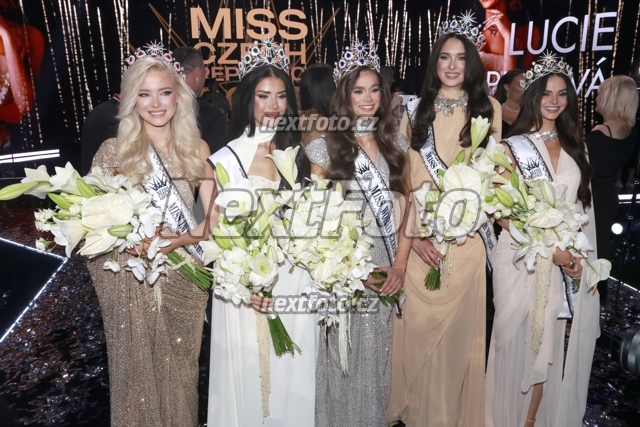 6614 Lucie Piskova Dominique Alagia Hana Dedkova Barbara Plintova Laura Anna Glozarova.JPG