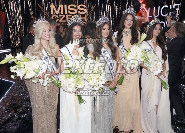6622 Lucie Piskova Dominique Alagia Hana Dedkova Barbara Plintova Laura Anna Glozarova.JPG