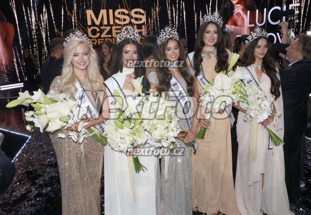 6625 Lucie Piskova Dominique Alagia Hana Dedkova Barbara Plintova Laura Anna Glozarova.JPG