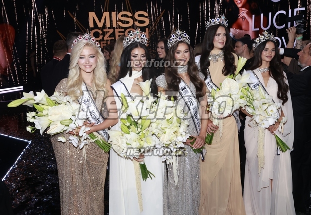 6632 Lucie Piskova Dominique Alagia Hana Dedkova Barbara Plintova Laura Anna Glozarova.JPG
