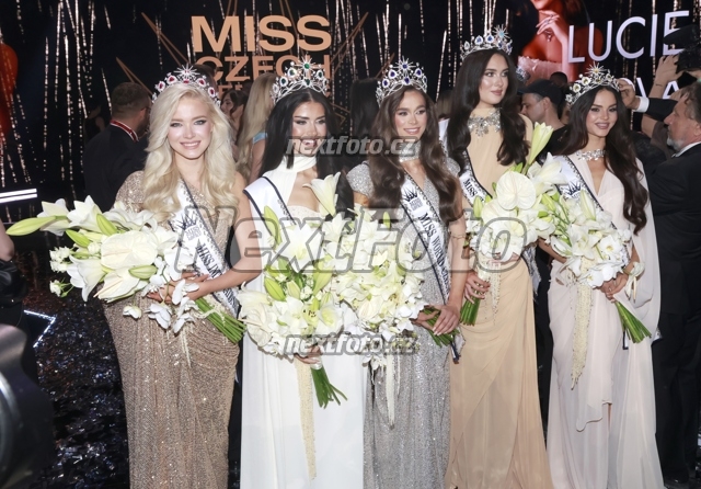 6635 Lucie Piskova Dominique Alagia Hana Dedkova Barbara Plintova Laura Anna Glozarova.JPG