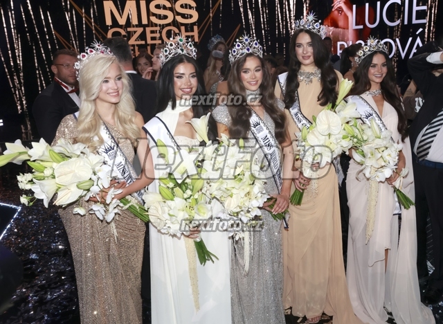 6636 Lucie Piskova Dominique Alagia Hana Dedkova Barbara Plintova Laura Anna Glozarova.JPG