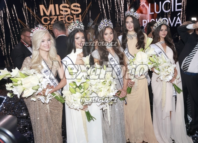 6639 Lucie Piskova Dominique Alagia Hana Dedkova Barbara Plintova Laura Anna Glozarova.JPG