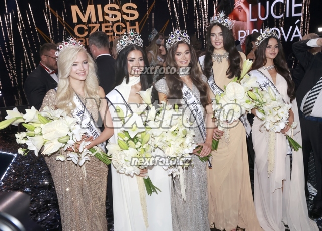 6640 Lucie Piskova Dominique Alagia Hana Dedkova Barbara Plintova Laura Anna Glozarova.JPG